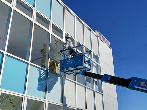 浜松市内の事務所ビル高所ガラス清掃作業を実施