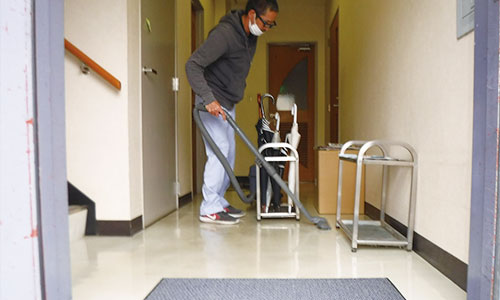 浜松市内信用金庫　養生はがし、除塵清掃、壁等の拭き清掃05