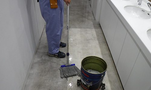 浜松市内　工場棟トイレの床洗浄とワックス塗布03