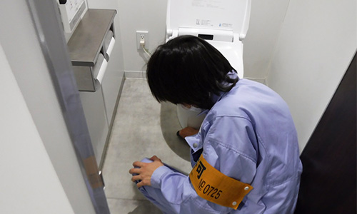 浜松市内　工場棟トイレの床洗浄とワックス塗布04