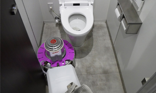浜松市内　工場棟トイレの床洗浄とワックス塗布05
